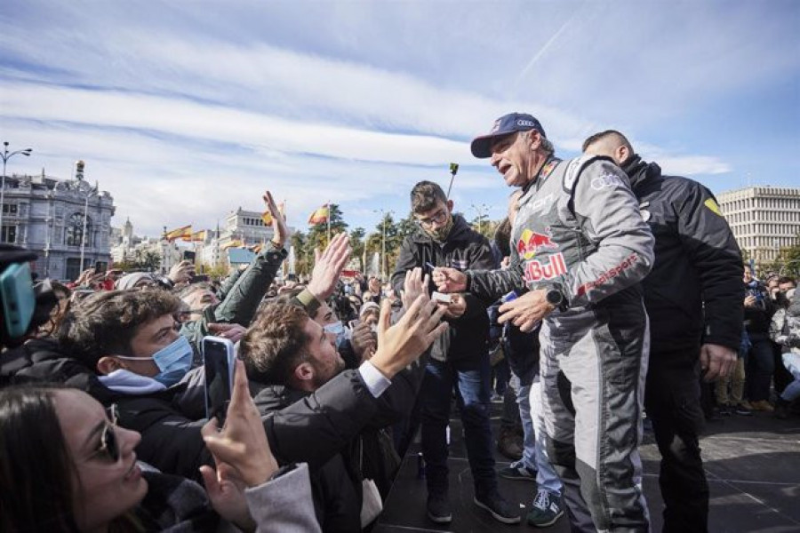 40.000 personas acompañan a Carlos Sainz en su exhibición en Madrid