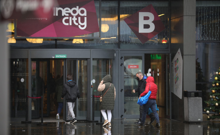 Los centros comerciales se llenan en el primer domingo de apertura antes de las navidades