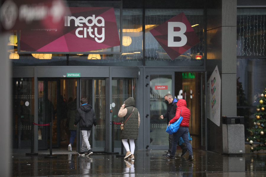 Los centros comerciales se llenan en el primer domingo de apertura antes de las navidades