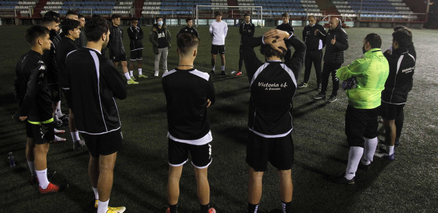 GuillermoPigueirasentrenadordelVictoriadaunacharlaasusjugadores