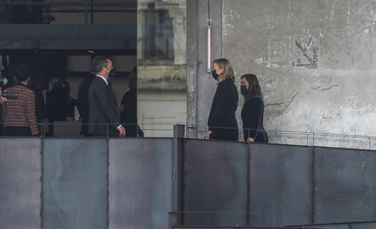 ​Marta Ortega supervisa la instalación de “Untold Stories”, la exposición fotográfica de Peter Lindbergh