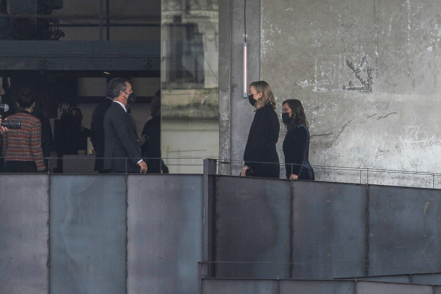 ​Marta Ortega supervisa la instalación de “Untold Stories”, la exposición fotográfica de Peter Lindbergh