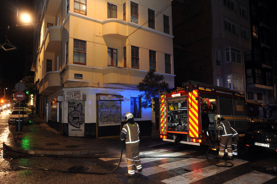 Un espectacular incendio en un edificio de la calle de Noia moviliza a los Bomberos y a la Policía Local