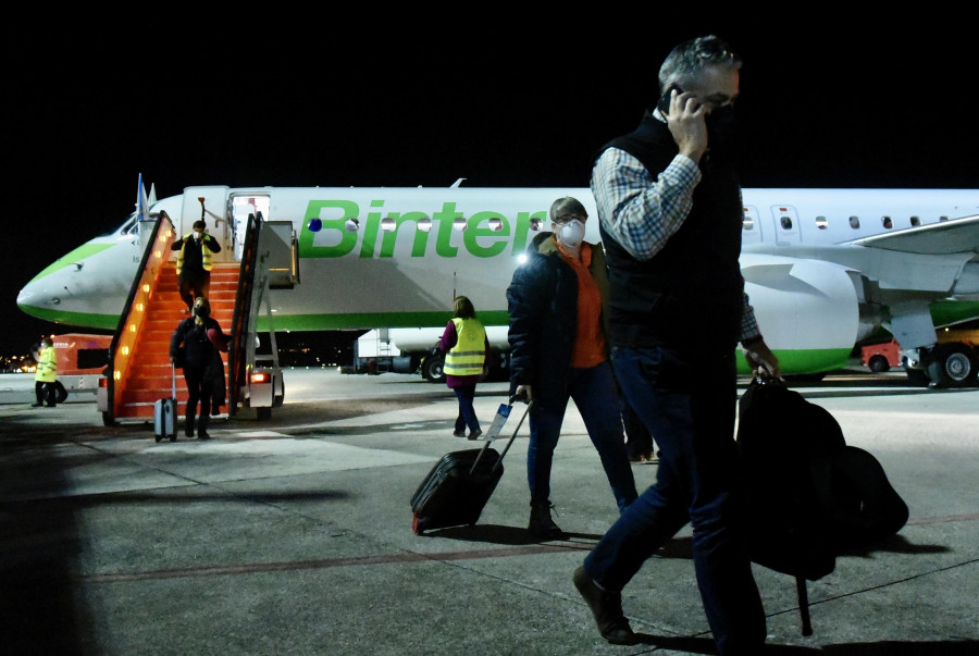 La compañía Binter aterriza por primera vez en Alvedro para estrenar la conexión con Gran Canaria