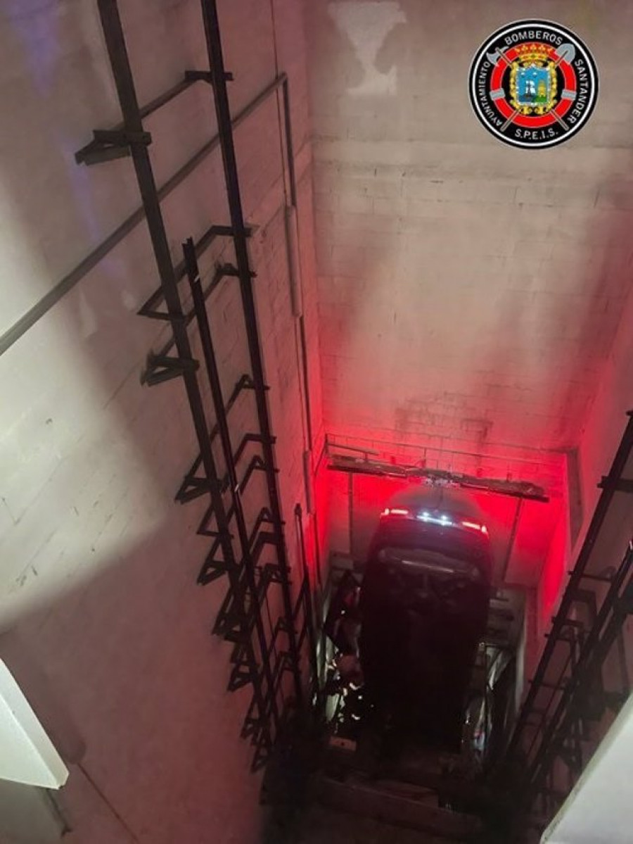 Rescatadas ocho personas tras caer un coche por el hueco del ascensor de un hotel de Santander