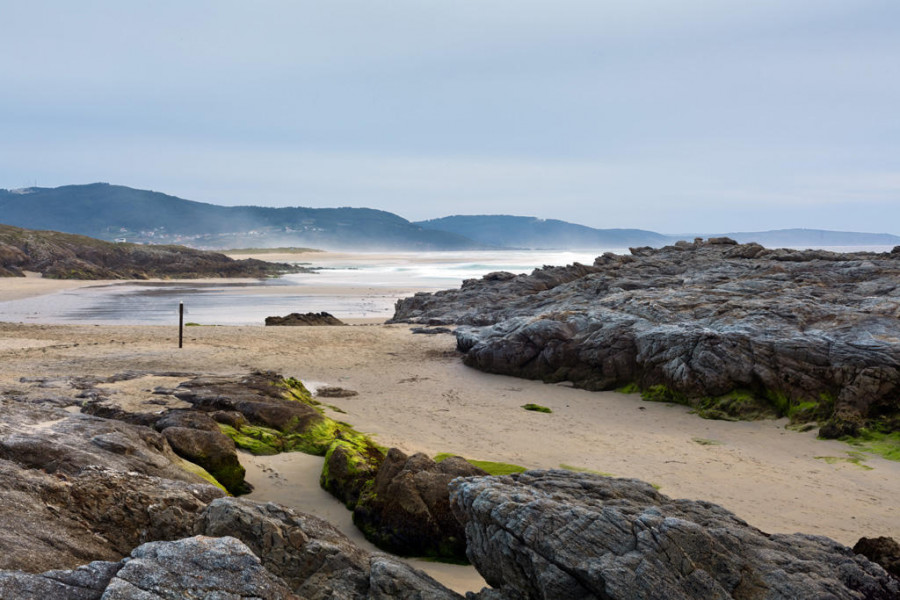 Identificados dos furtivos e intervenidos 22 kilos de percebe en una playa de Carballo