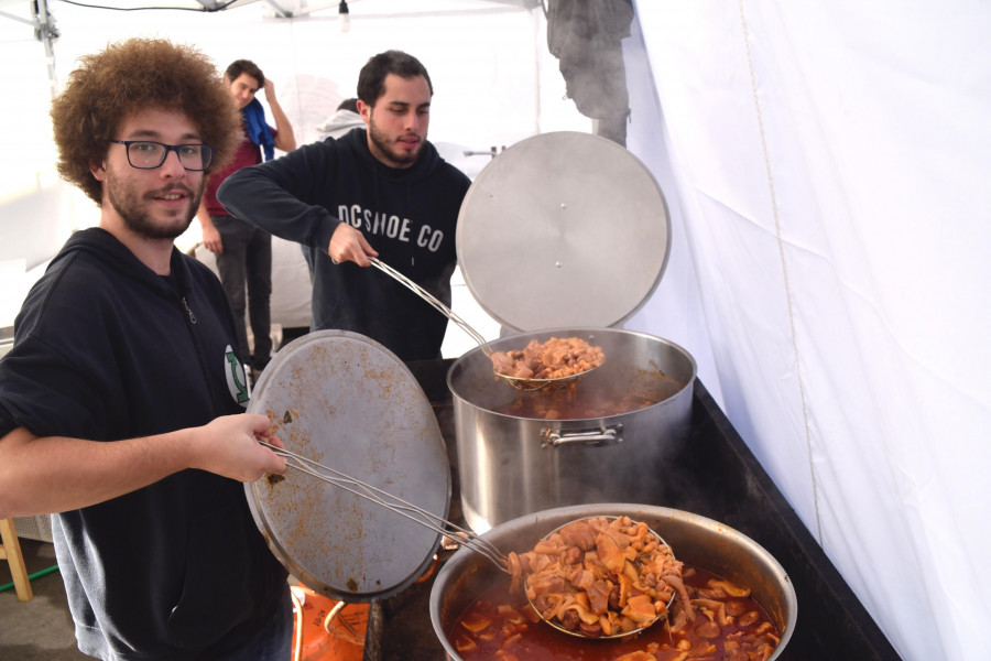 Oleiros celebra las Festas  de Santaia de Liáns en la plaza de Esther Pita de Santa Cruz