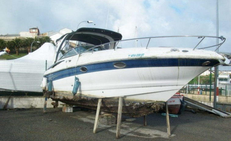 Portos de Galicia saca a la venta una docena de embarcaciones abandonadas en muelles