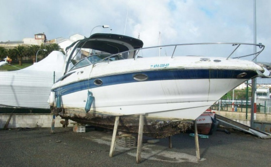 Portos de Galicia saca a la venta una docena de embarcaciones abandonadas en muelles