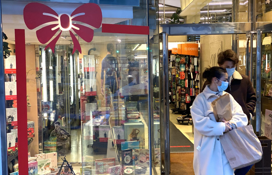 Lazos rojos en los comercios de Os Mallos para “dar color” a sus calles