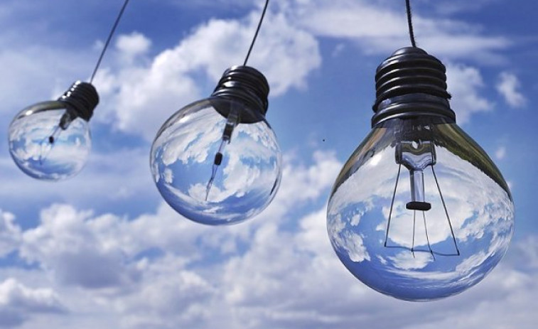 El precio de la luz sigue su escalada y vuelve a marcar mañana nuevo récord, con 268,21 euros/MWh