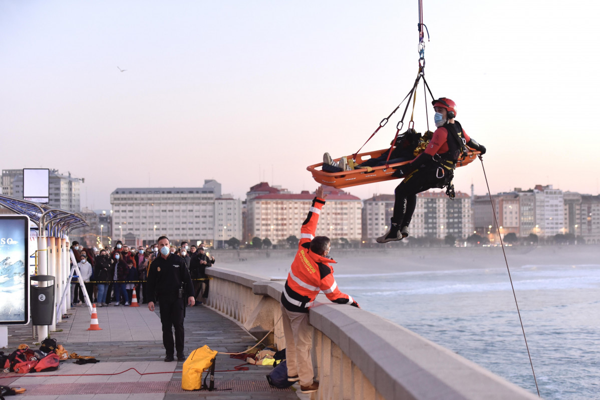 Rescatan a un hombre que cayó desde diez metros de altura a las rocas frente a la Domus