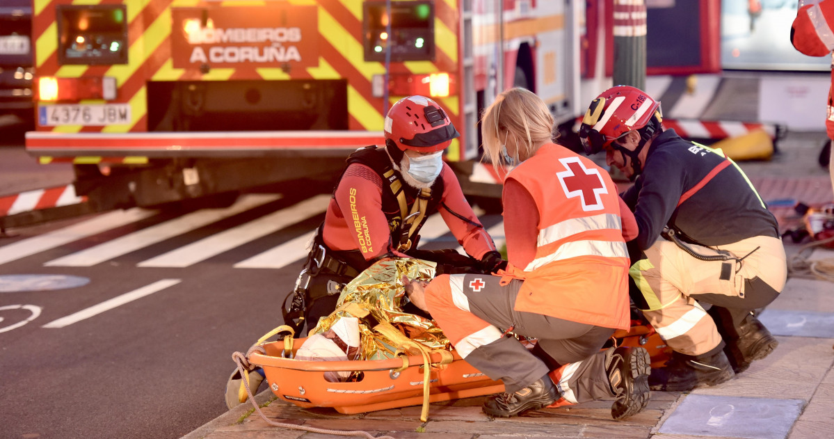 Rescatan a un hombre tras caer desde diez metros a las rocas frente a la Domus