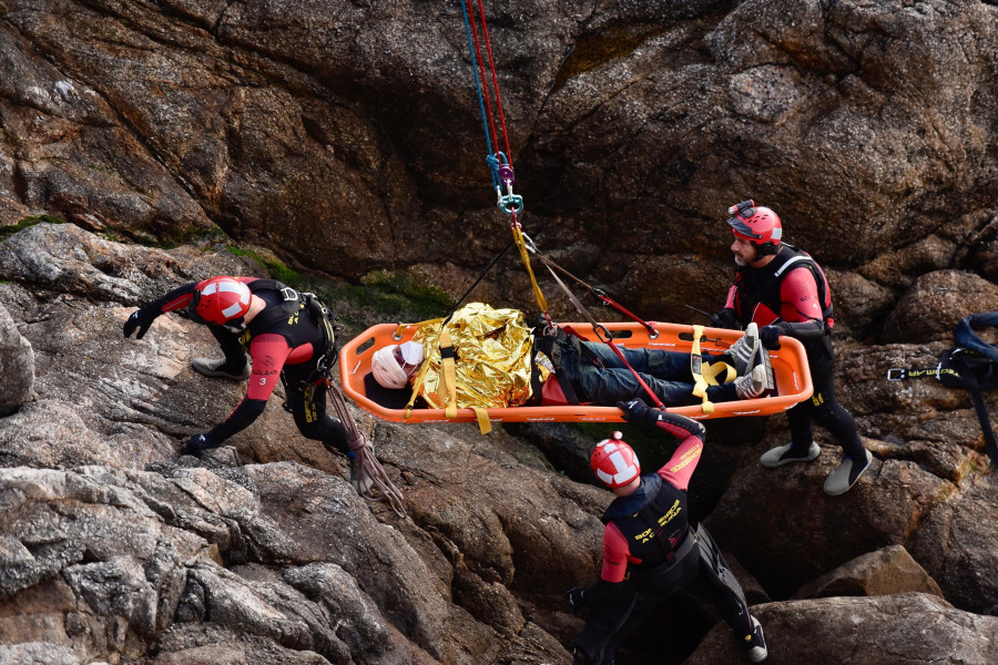 Rescatan a un hombre tras caer desde diez metros a las rocas frente a la Domus