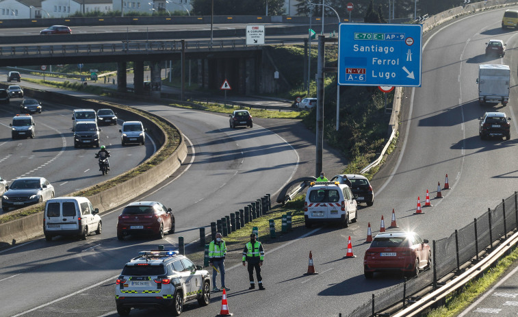 Un coche se estrella contra la mediana del acceso de la autopista