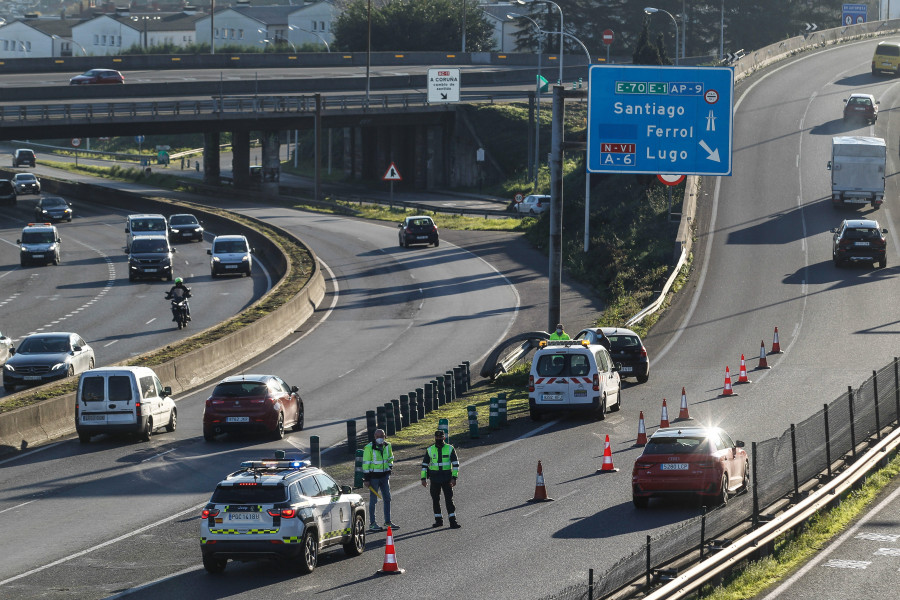 Un coche se estrella contra la mediana del acceso de la autopista