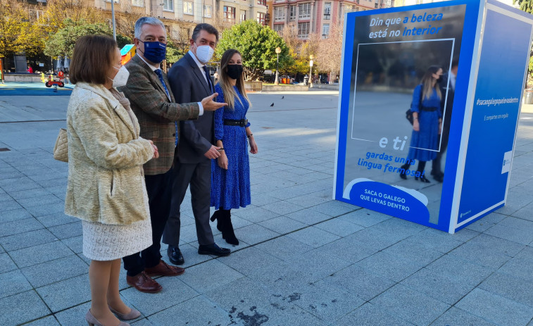 Grandes espellos nas cidades de Galicia para animar os mozos a falar galego