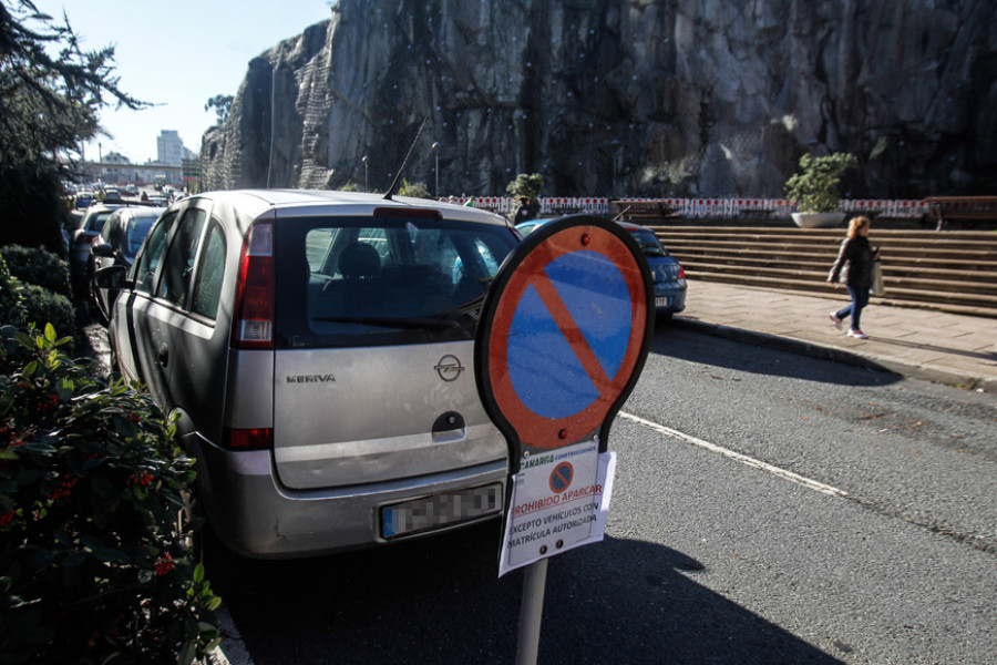 Desaparece el estacionamiento irregular de la avenida de Arteixo