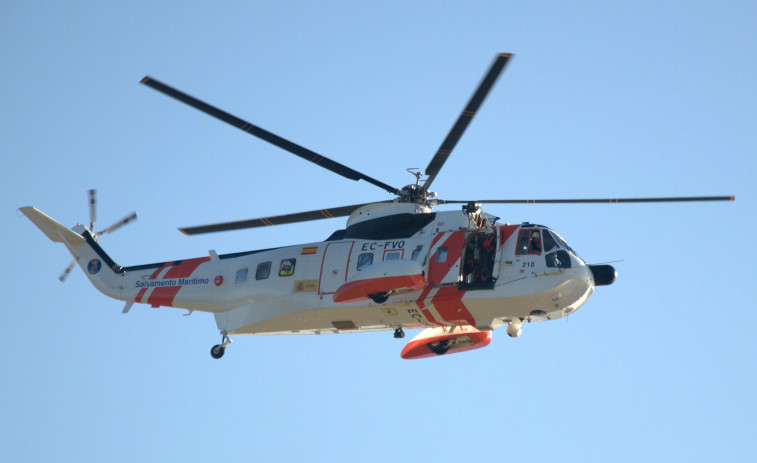 Salvamento Marítimo evacua en helicóptero hasta A Coruña a un tripulante de un mercante con apendicitis