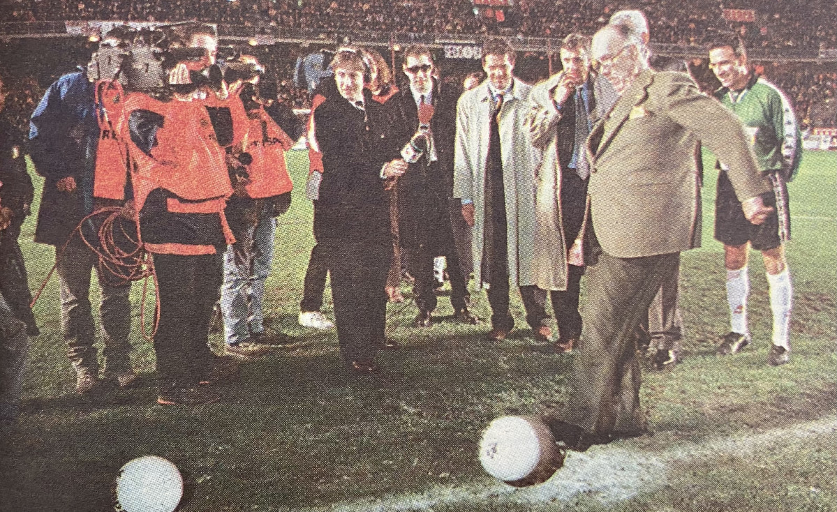 Camilo Josu00e9 Cela hace el saque en Riazor del partido contra la droga en 1996