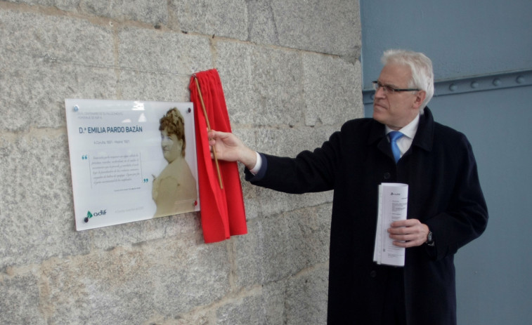 Adif rinde homenaje a Emilia Pardo Bazán con una placa en la estación de A Coruña