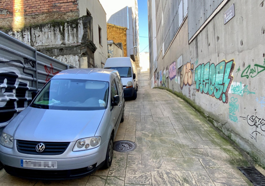 El estacionamiento irregular en una calle de A Falperra impide el paso de las ambulancias
