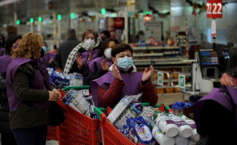 Las ganaderas exigen que se suba el precio de la leche en un acto reivindicativo en Alcampo