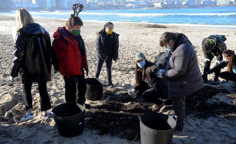 Limpieza de basura en la playa del Orzán