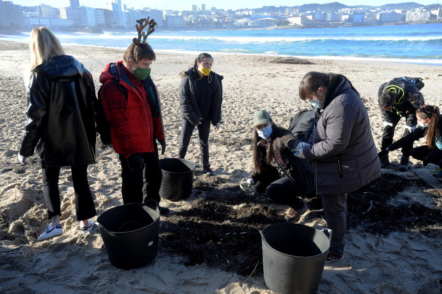 Limpieza de basura en la playa del Orzán