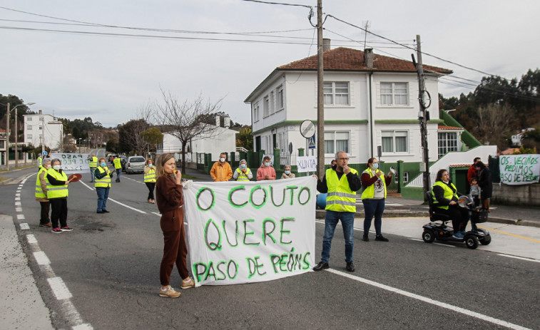 Los vecinos cortan el tráfico en O Couto para pedir pasos de peatones