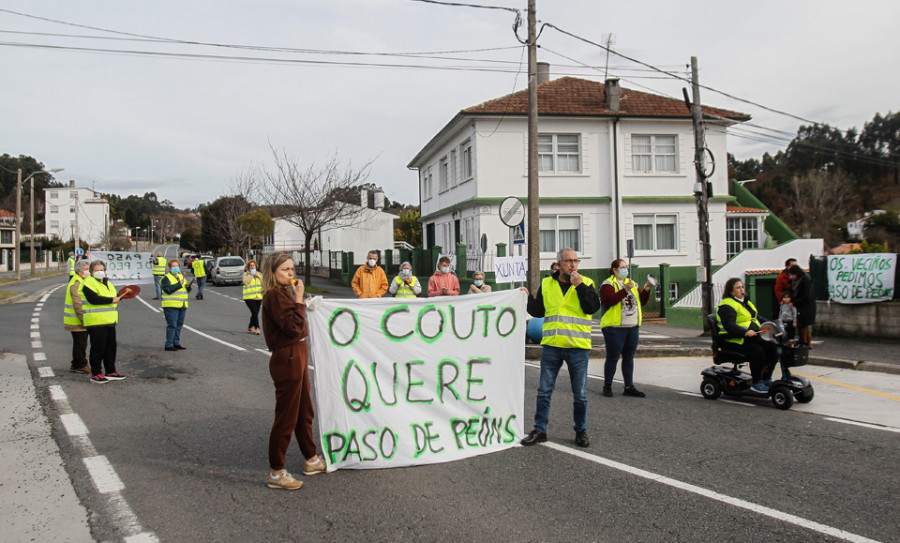 Los vecinos cortan el tráfico en O Couto para pedir pasos de peatones