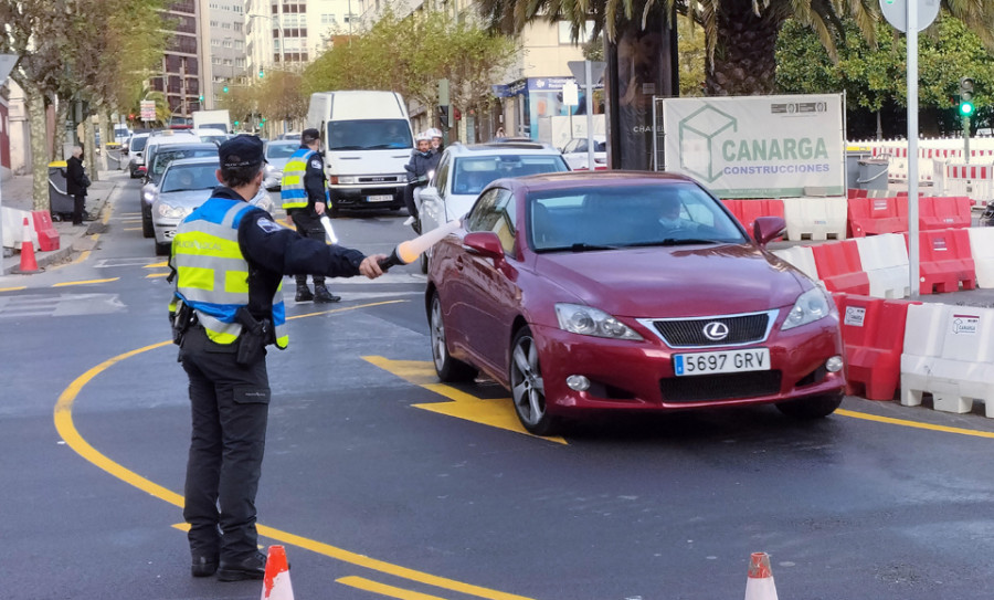 La Policía Local supervisa la  nueva rotonda de la ronda de Nelle