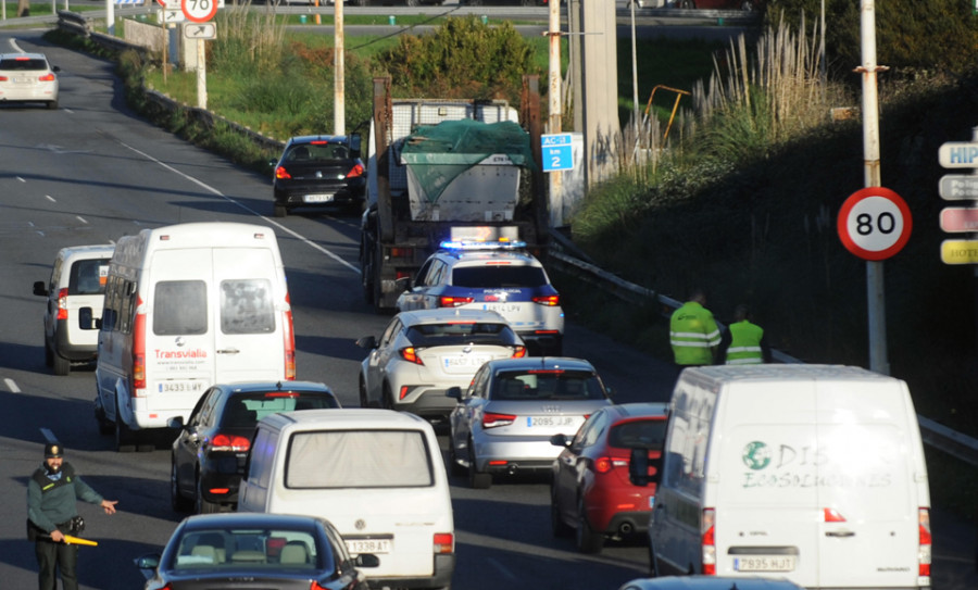 Un accidente entre un camión y un turismo colapsa la salida de la autopista