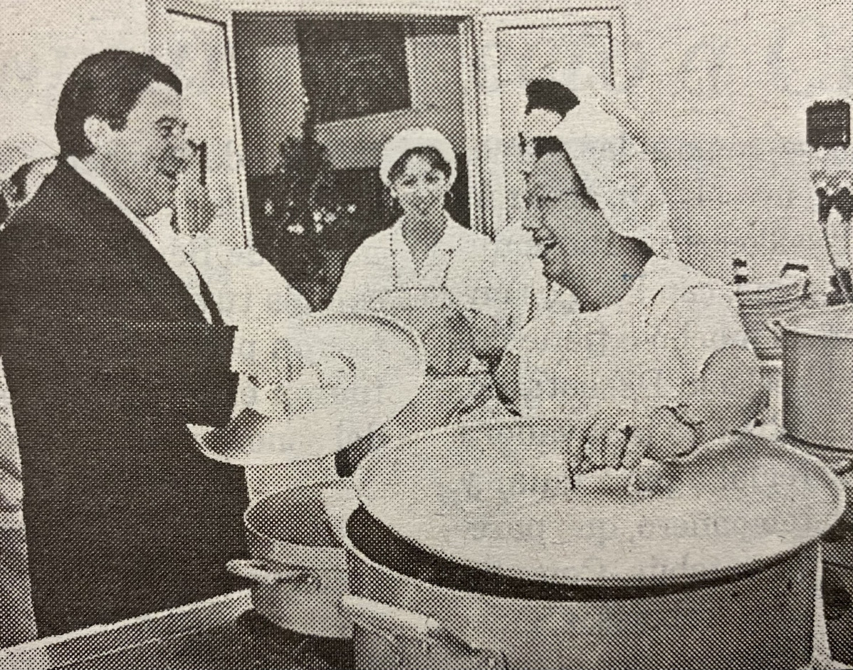 Francisco Vu00e1zquez visita la Cocina Econu00f3mica en 1996