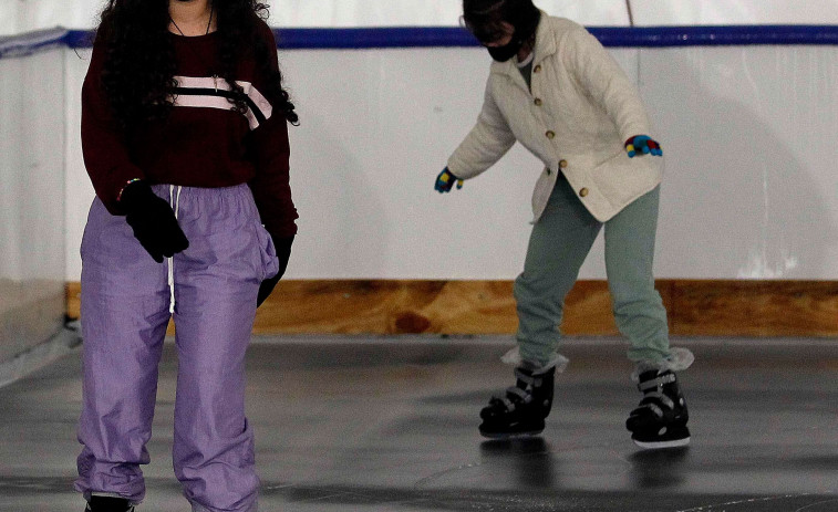 La pista de hielo de la plaza de la II República abre  sus puertas tras retrasar su inauguración tres días