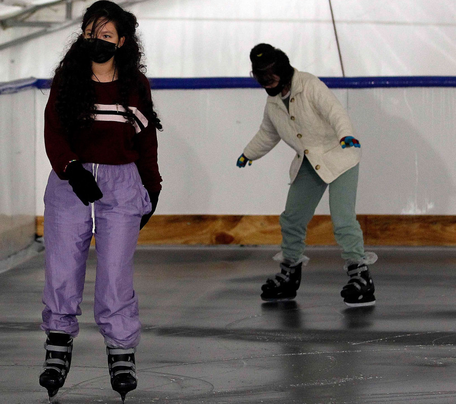 La pista de hielo de la plaza de la II República abre  sus puertas tras retrasar su inauguración tres días