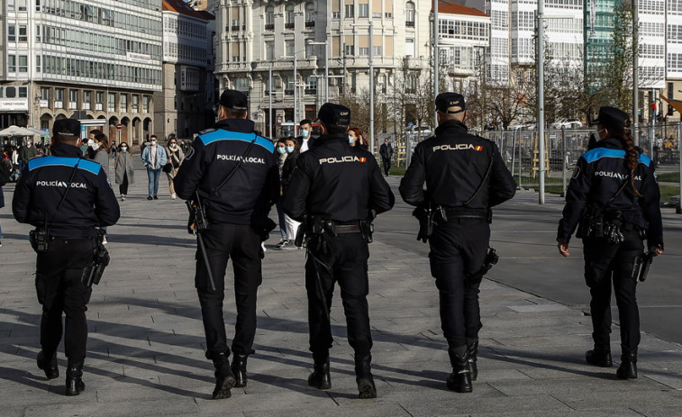 La intervención policial salva a una joven de 18 años que pretendía arrojarse por la ventana de un cuarto piso en el Barrio de las Flores