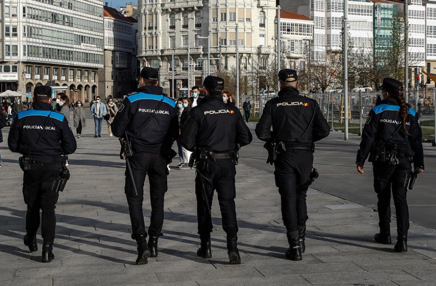 La intervención policial salva a una joven de 18 años que pretendía arrojarse por la ventana de un cuarto piso en el Barrio de las Flores