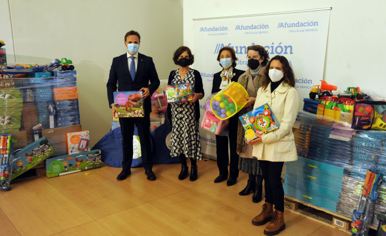 Abanca y Afundación entregan 2.000 juguetes a Cáritas y Cruz Roja para niños desfavorecidos