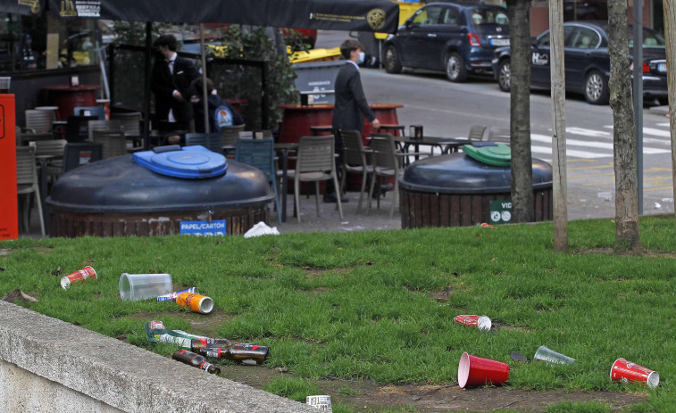 Unos 300 jóvenes participan en el botellón más multitudinario de la pandemia en la plaza de Vigo