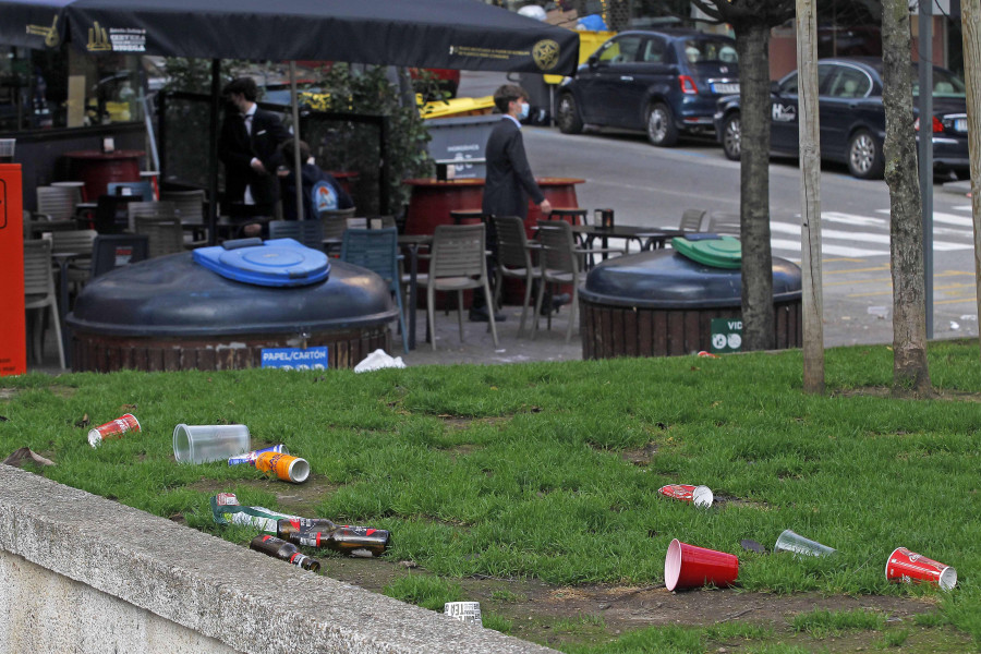 Unos 300 jóvenes participan en el botellón más multitudinario de la pandemia en la plaza de Vigo