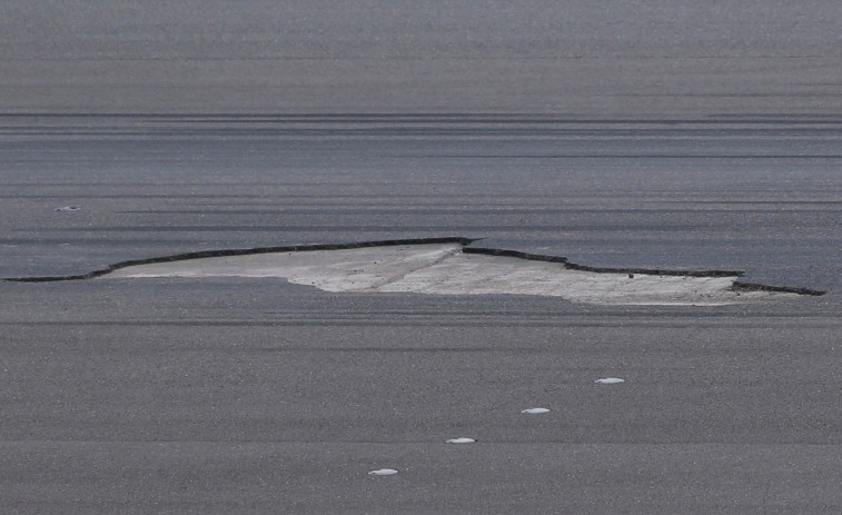 El aeropuerto de Vigo vuelve a estar operativo tras reparar el socavón que había en la pista