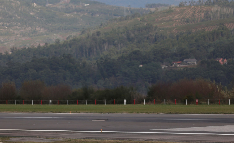 El aeropuerto de Vigo, inoperativo por un socavón en la pista, podría reabrir el próximo lunes
