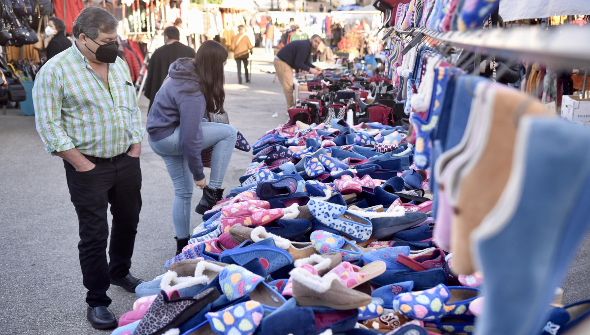 Las zapatillas fueron, un au00f1o, mu00e1s, producto estrella en la feria de Betanzos javier alboru00e9s