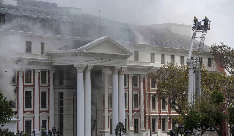 Detienen a un sospechoso por el incendio que se declaró en el parlamento sudafricano