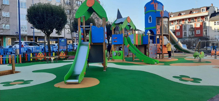 Los niños estrenan el parque infantil de la plaza  de Europa de O Burgo tras su renovación integral