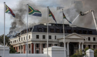 Acusado de posesión de explosivos el sospechoso de haber prendido fuego en el Parlamento de Sudáfrica