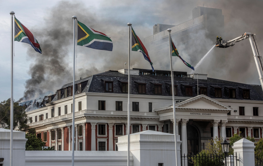Acusado de posesión de explosivos el sospechoso de haber prendido fuego en el Parlamento de Sudáfrica
