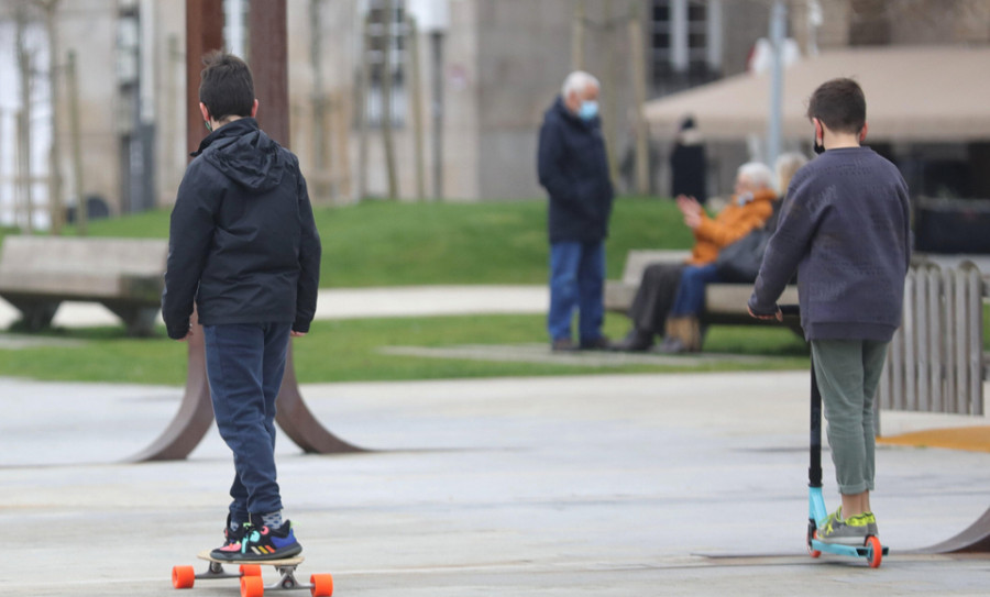 Los niños disfrutan de sus regalos de Reyes en parques y plazas pese a la bajada de  las temperaturas