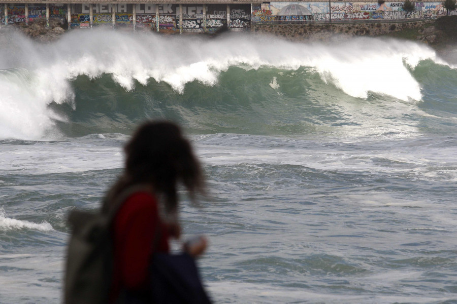 El aviso naranja se extiende este viernes a todo el litoral gallego por olas de entre 5 y 7 metros